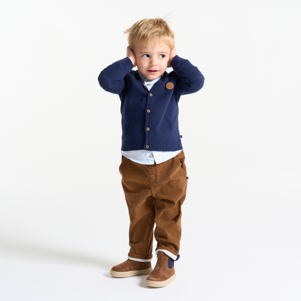 بنطال مخملي مضلع ناعم باللون البني للأولاد الصغار.